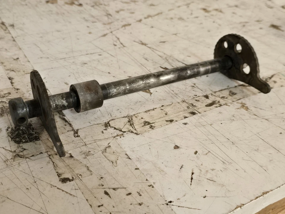 Yamaha DT125 1977 rueda trasera pivote perno eje con tensores DT dt 125 eje Foto 1 de 2