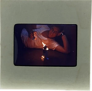 Foto diapositiva amateur de 35 mm década de 1960 militar hombre con lata Budweiser fuego ardiendo - Imagen 1 de 1