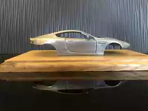 Aston Martin DB9 - Bellissima scultura automatica 1:24 - Foto 1 di 3