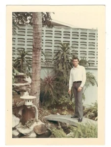 Vintage Foto Hübscher junger Mann in seinem Garten Manila Philippinen 60er Jahre SYB27 - Bild 1 von 1