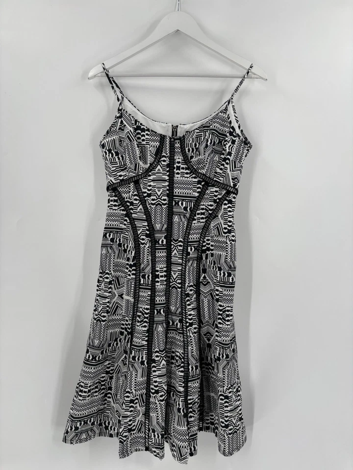 Vestido Nanette Lepore sin mangas para mujer 6 negro blanco a rayas abstracto azteca Foto 1 de 4