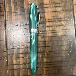 NOODLERS JADE AHAB 15031 PISTON FLEX FOUNTAIN PEN - Picture 1 of 7