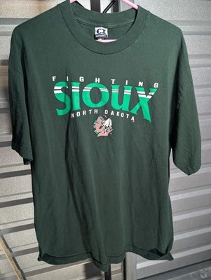 Camisa Verde Vintage Fighting Sioux Dakota del Norte Talla XL Foto 1 de 4