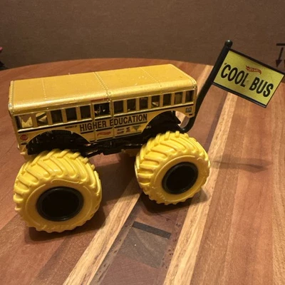 Monster Truck Hot Wheels escala 1:64 educación superior Cool Bus Foto 1 de 4