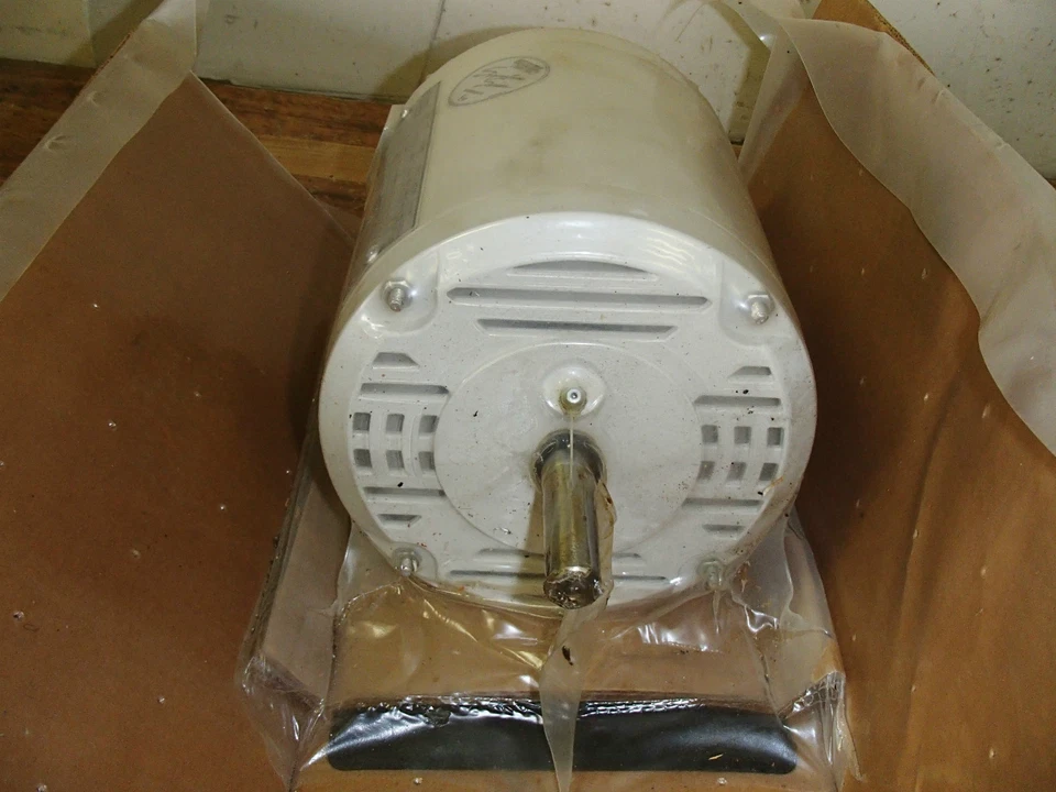 *NEW* 1/3 HP Lincoln Electric Motor #410 Signature Series Frame 56 230/460 - Image 1 of 4