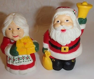 Juego de agitadores de sal y pimienta de plástico navideño vintage de Santa & Mrs. Claus - Imagen 1 de 3