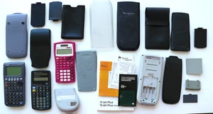 LOTTO VARI - RICAMBI Calcolatrici scorrevoli copri batteria strumento texas TI-84 argento - Foto 1 di 14