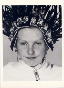 Ragazza in arricciacapelli 1950•Foto di William Graham CARTOLINA - Foto 1 di 1