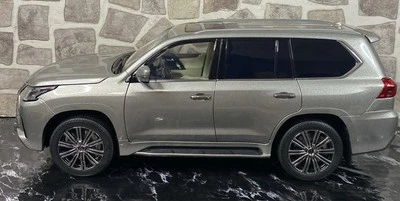 08955T Lexus LX570 Sonic Titanium Kyosho 1/18 - Image 1 of 4