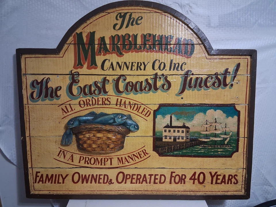 Большая винтажная деревянная расписанная вручную консервная вывеска с поднятой тисненой рыбной баской - Изображение 1 из 4