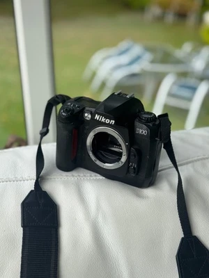 Cuerpo Nikon D100 solo defectuoso para piezas Foto 1 de 4