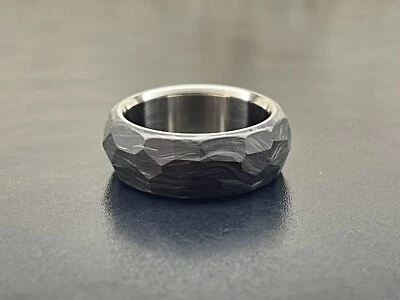 Banda/anillo facetado de carbono forjado titanio 8 mm de ancho talla 8 de EE. UU. Foto 1 de 4