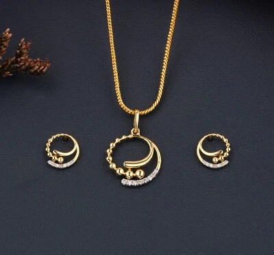 Juego de joyas de diamantes | Colgante y pendiente de oro amarillo de 18 quilates | VS/SI | 0,011 quilates Foto 1 de 4