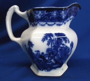 ANTIKER FLOW BLAUER KRUG WATTEAU MUSTER VON NWP 7"h x 8" GRIFF ZUM AUSGUSS - Bild 1 von 8