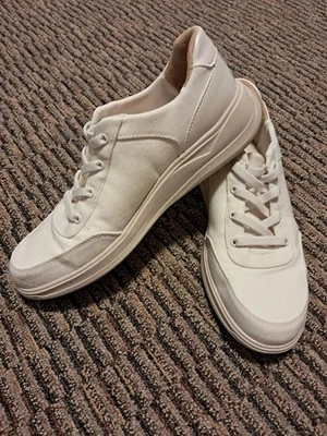 Zapatillas deportivas Bzees para mujer blancas usadas talla 8,5 de EE. UU. Foto 1 de 4