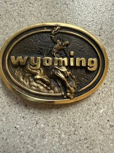 HB-5748 VINTAGE 1982 *WYOMING* STATE GEDENKMÜNZE MASSIV MESSING GÜRTELSCHNALLE - Bild 1 von 2
