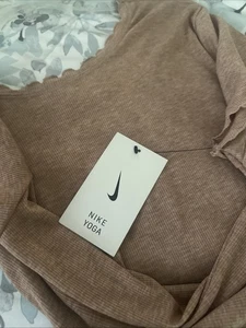 NUEVO CON ETIQUETAS Camiseta Nike Yoga Acanalada Lechuga Volantes Talla XL Beige Espalda Redonda - Imagen 1 de 6