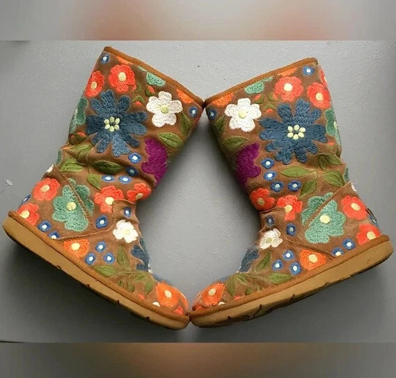 Botas de gamuza UGG talla 6 Wahine florales bordadas difíciles de encontrar raras hippies trippy 🌼 zapatos Foto 1 de 4