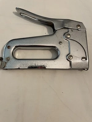 Pistola grapadora manual ARROW sujetador de alambre de bajo voltaje T-18 - Hecha en EE. UU. Foto 1 de 4