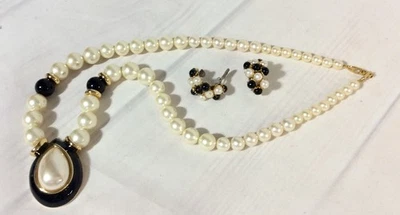 💜Подписанный NAPIER искусственного жемчуга и черный бусина подвеска ожерелье и зажим на серьги 💜 - Изображение 1 из 4