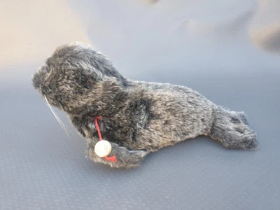 Hermann Teddy Original graue Robbe Stofftier Plüschtier Kuscheltier 24 cm L - Bild 1 von 4