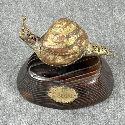 De colección 1972 Escultura de Caracol de Metal Segal Base de Madera Latón Cobre Brutalista Arte Popular Foto 1 de 4