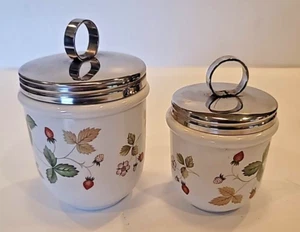 Set 2 Wedgwood Wild Fragola 3,5" Pollici Coddler per Uova con Coperchio in Acciaio Inox - Foto 1 di 8