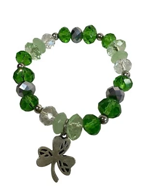 Зеленый и прозрачный браслет из бусин стрейч с серебряным трилистником с подвеской в честь Дня Святого Патрика - Изображение 1 из 3