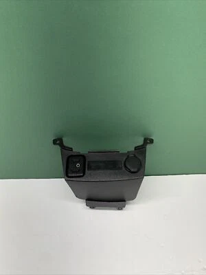 Chevrolet Trax 2018 consola central embellecedor bisel cubierta panel y puerto conector USB fabricante de equipos originales Foto 1 de 4