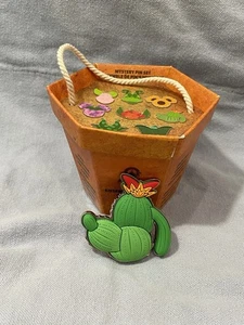 NEU Walt Disney Parks Topfpflanzkasten Mystery gummierte Anstecknadel - albern - Bild 1 von 3