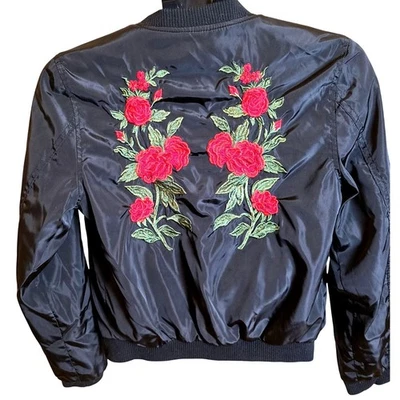 Chaqueta Bomber New Look Negra Cremallera Completa Talla Mediana Bordada Rosas Cachicho Foto 1 de 4