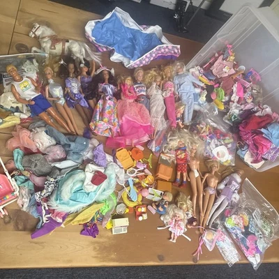 ENORME Lote De 18 Muñecas Barbie De Colección Años 1966 y Más, Toneladas De Ropa Y Accesorios  Foto 1 de 4