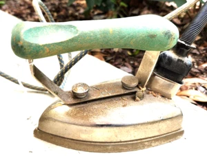 Vintage Neowatt BC Milano Green Handle Electric Iron - Picture 1 of 6