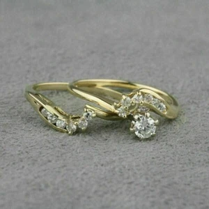 Impresionante juego de anillos nupciales de diamantes simulados de corte redondo de 2 quilates enchapados en oro amarillo de 14 quilates - Imagen 1 de 8