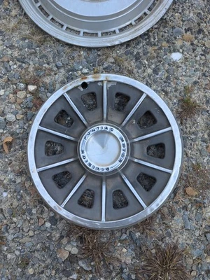 Tapacubos Pontiac Motor Division equipo original OEM buena decoración de pared usada Foto 1 de 4