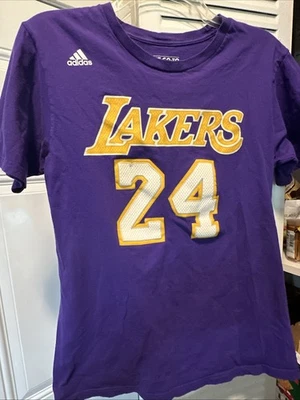 Camiseta Adidas The Go To Tee Kobe Bryant Lakers manga curta tamanho médio - Imagem 1 de 3