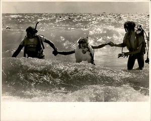 GA212 1979 Original Foto Tauchen Hochzeit Unterwasser Phil & Diane Bower - Bild 1 von 2