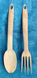 UNIQUE LARGE PRIMITIVE QUIRKY VINTAGE HAND CARVED WOODEN HANGING SPOON AND FORK! - Imagen 1 de 8