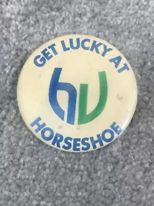 Pinback de botón de recuerdo de viaje de esquí Horseshoe Valley Resort vintage - Imagen 1 de 3
