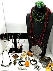 Modeschmuck Halsketten Armbänder Haare Geldklammer Pins Perlen Strass Konvolut - Bild 1 von 17