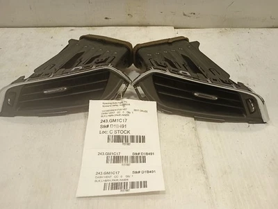 Par de rejillas de ventilación interiores izquierda derecha del tablero de Chevrolet Cruze 2017 12176827 Foto 1 de 4