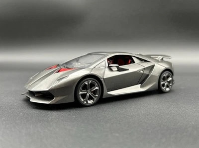 Coche de fricción Lamborghini Sesto Elemento con licencia 1:24 - gris metálico y rojo Foto 1 de 4