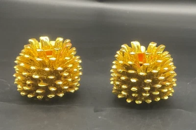 Par de candelabros cónicos de piña pintados en oro metálico de resina pesada Foto 1 de 4