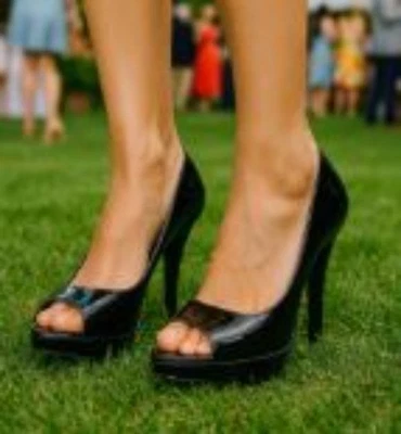 Salto peep toe Bandolino tamanho 10M business casual couro envernizado preto - Imagem 1 de 4