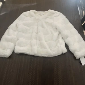 NWT CALVIN KLEIN Cropped White Faux Fur Jacket Size Medium - Picture 1 of 17