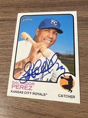 SIGNED BASEBALL CARD AUTO KANSAS CITY ROYALS SALVADOR PEREZ 2022 HERITAGE #267 - Image 1 of 2