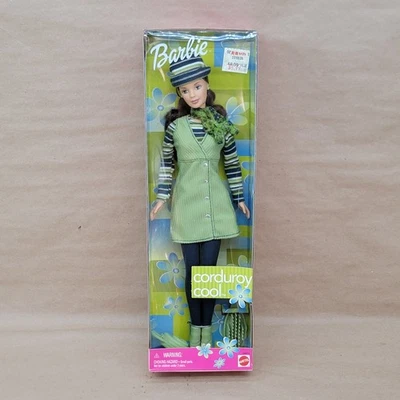 Muñeca morena fresca de pana Barbie 1999 vintage traje verde Mattel #24659 nueva Foto 1 de 4