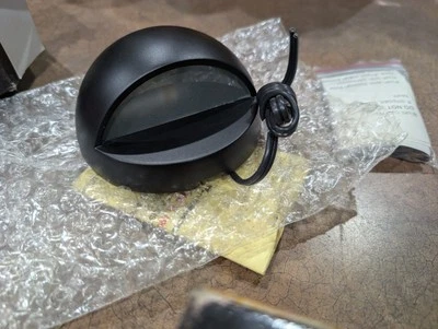 Luz de superficie compacta redonda Intermatic Malibu con bombilla de 8 vatios - vidrio ahumado  Foto 1 de 4