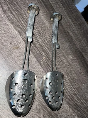 Par de modeladores de árboles de zapatos de metal martillado Ekco vintage ajustados para hombre talla 5-12 Foto 1 de 4