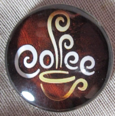 BOTÓN FOTO CÚPULA CRISTAL DE "CAFÉ HUMEANTE" SOBRE FONDO MARRÓN 30mm Foto 1 de 3